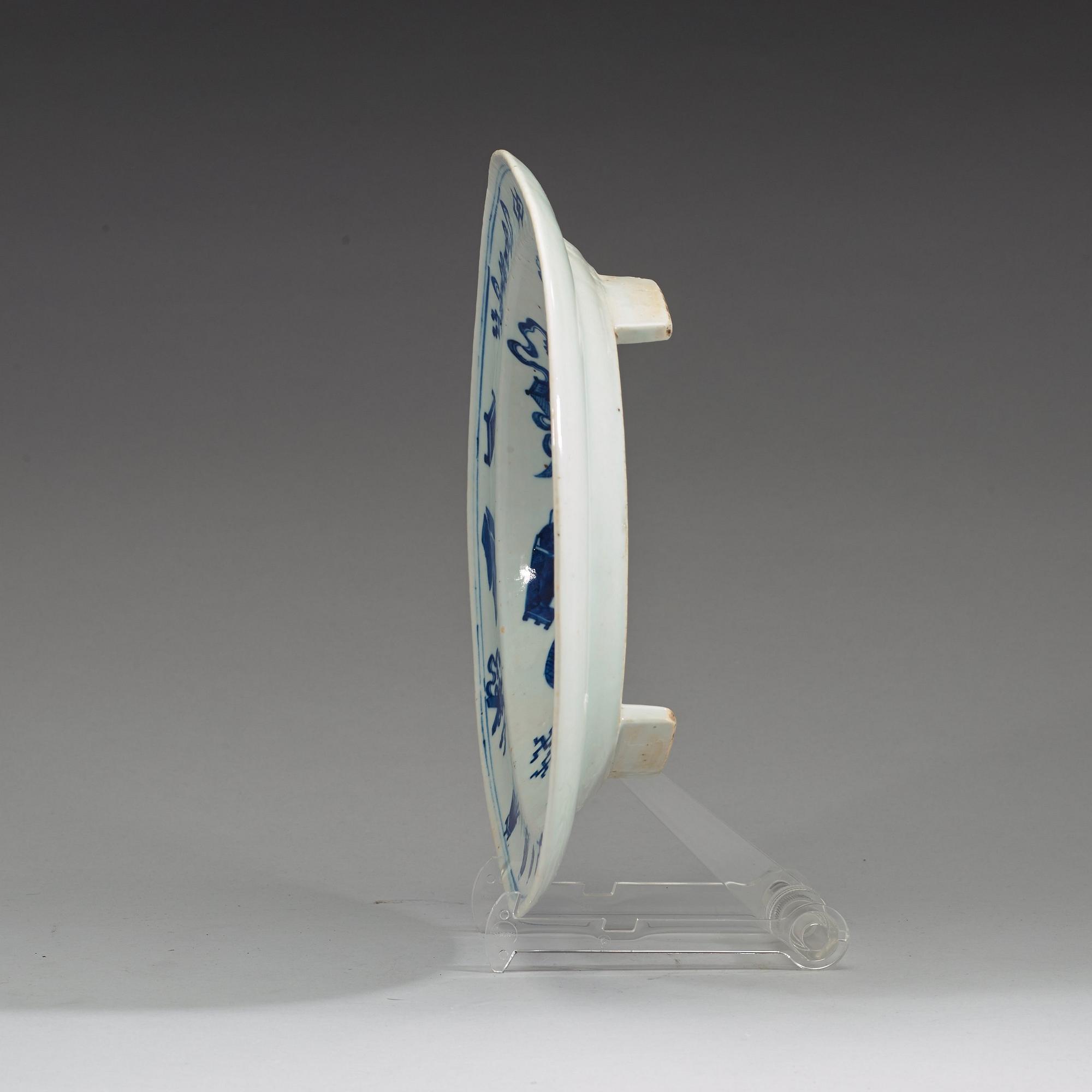 A blue and with serving dish, late Qing dynasty.