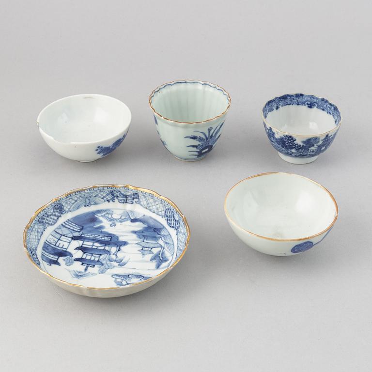 A group of blue and white chinese and japanese porcelain, 18th/19th Century. (7 pieces).