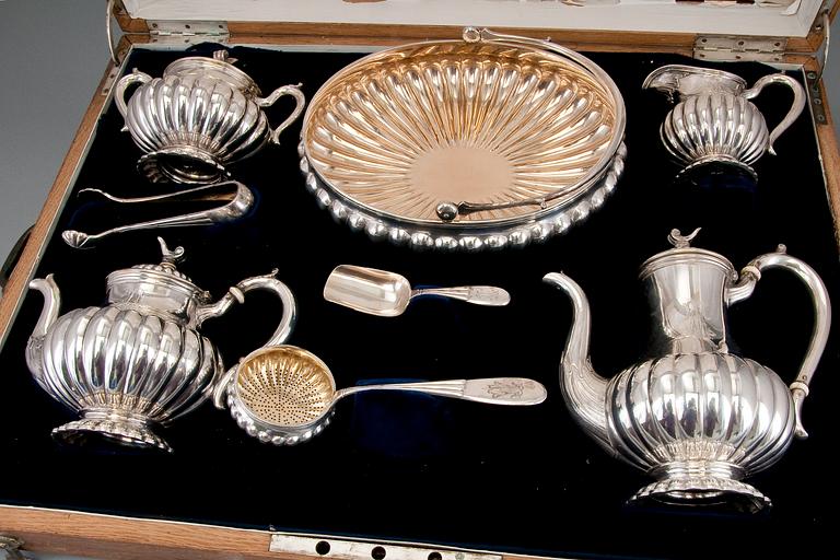 AN EIGHT-PIECE COFFEE AND TEA SERVICE.    84 silver. Johann Tobiassov St. Petersburg 1896-1907. Silver weight 3082 g.