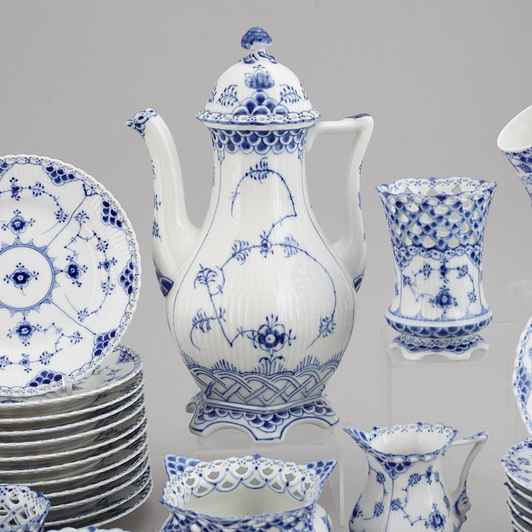 ROYAL COPENHAGEN, kaffeservis, 45 delar, porslin, "Musselmalet Helblonde", Danmark.