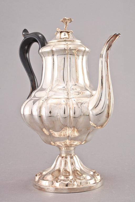 KAFFEKANNA, silver, nyrokoko, Carl Nyström, Stockholm, 1849. Ca 645 gr inkl hänkel.