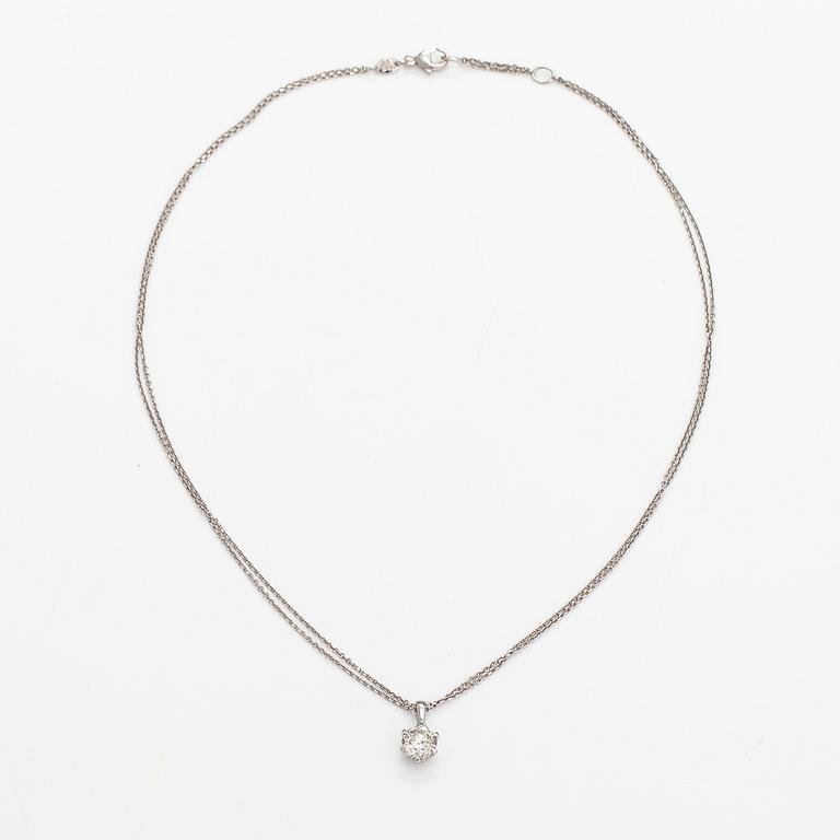 An 18K white gold necklace with a ca. 1.00 ct diamond.