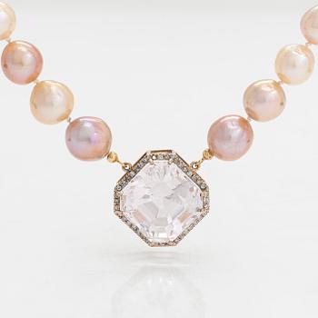 A cultured freshwater pearl necklace, 9K gold, pendant with an faceted morganite and diamonds tot ca 0.39ct.
