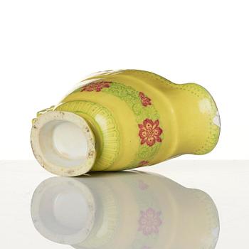 Koppar, två stycken, keramik samt kanna, porslin. Qing dynastin, 1800-tal.