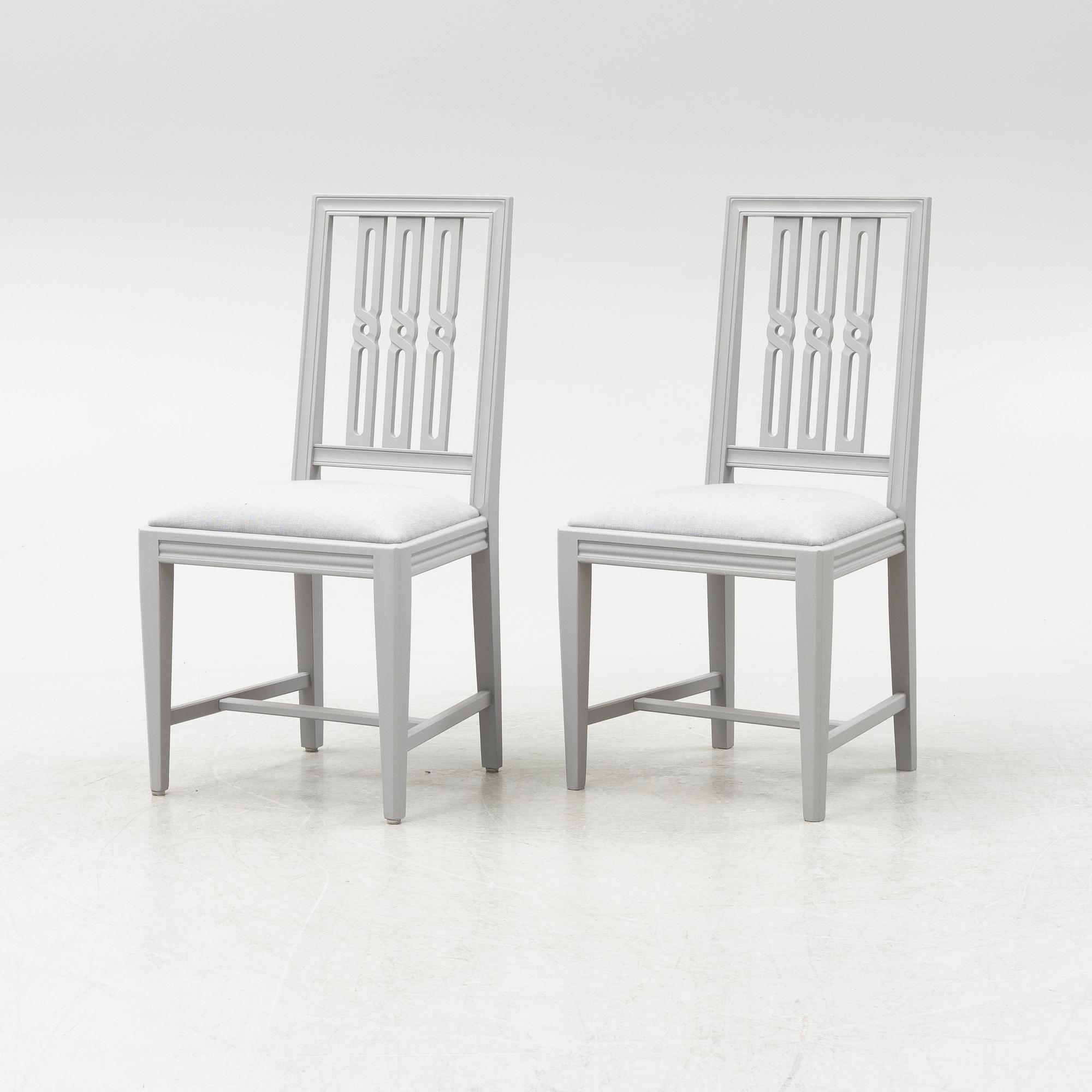 A Gustavian style dining table with twelve chairs, late 20th century.