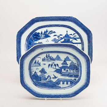 A set of two Chinese blue and white porcelain plates around 1800.