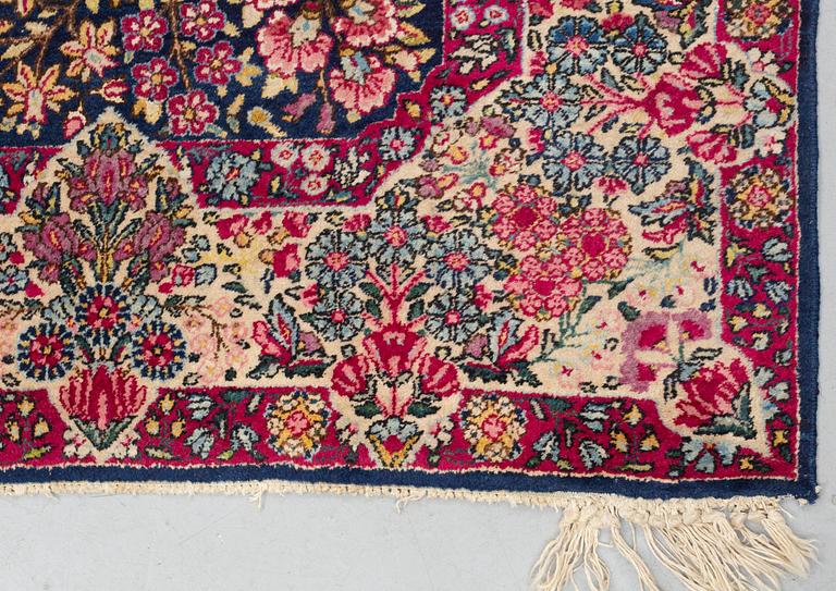 Matto, semi-antique Kerman, ca 218 x 140,5 cm.