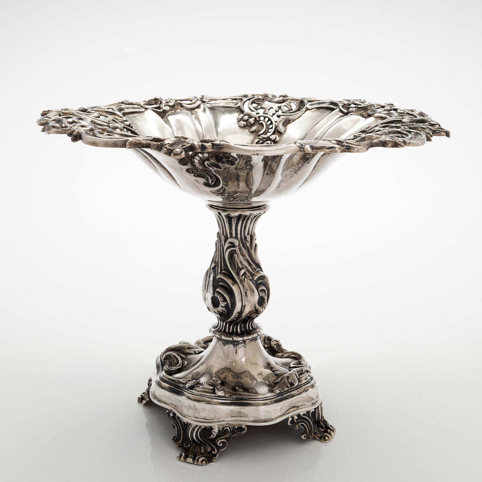 Tarjoilumalja, hopea, uusrokokoo, Gustav Möllenborg, Tukholma 1852.