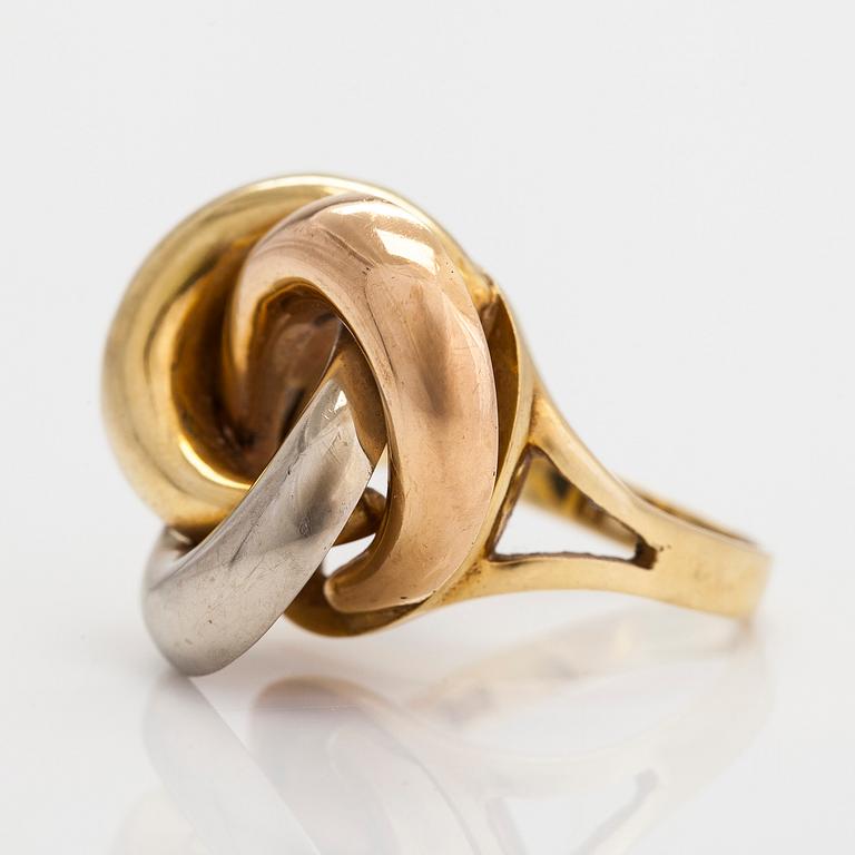 An 18K tri-colour gold ring.