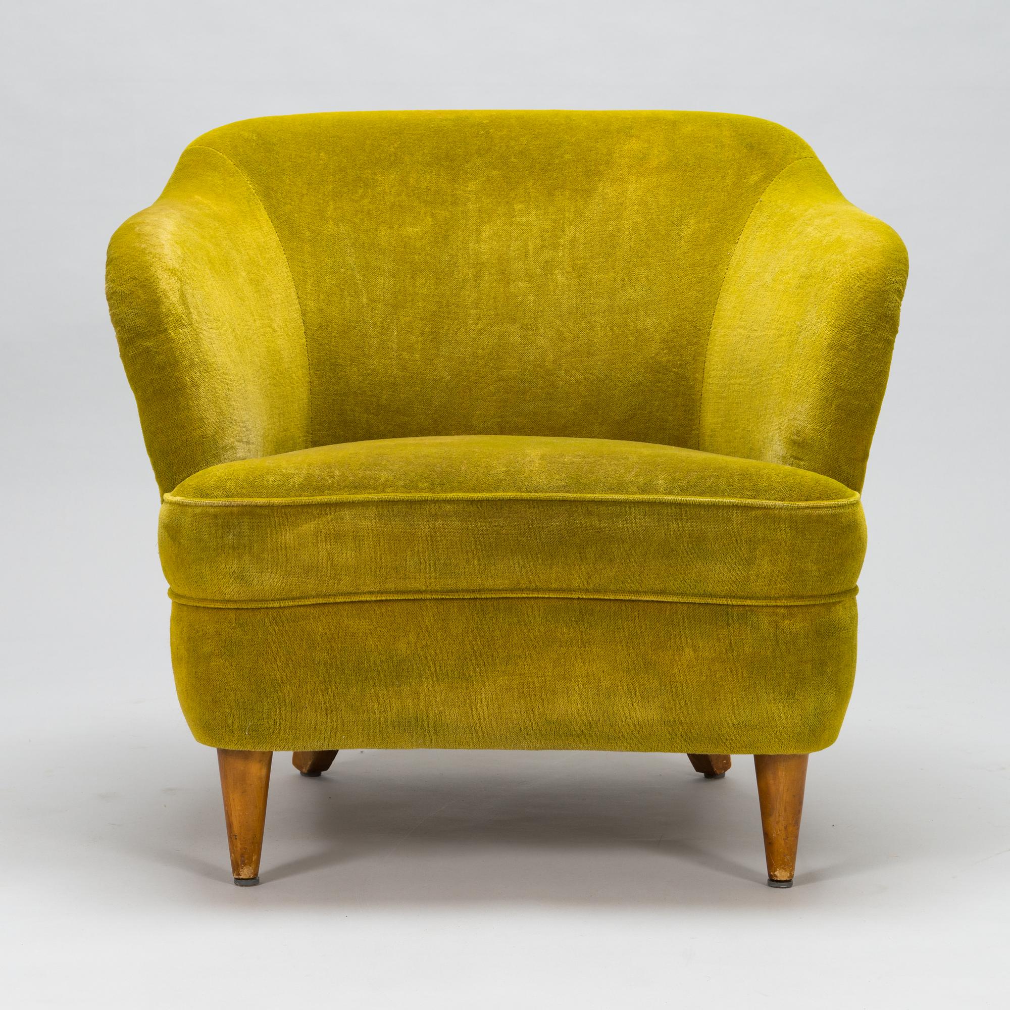 A mid-20th-century armchair.