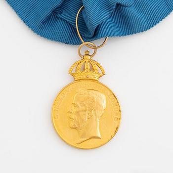 Gustav V, H.M. Konungens medalj, 8:e storleken, i guld, med högblått band.