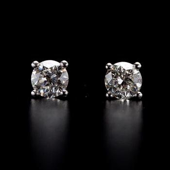 ÖRHÄNGEN, vitguld 18K, briljantslipade diamanter, tot. 0,81 ct. Vikt 1,67 g.