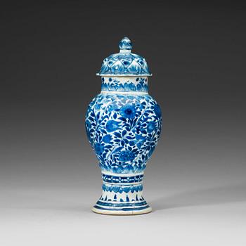 A blue and white urn with cover, Qing dynasty Kangxi (1662-1722).