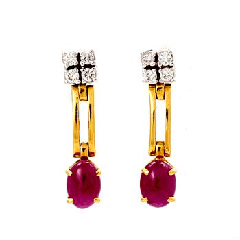 A pair of 18K gold earrings with rubies and diamonds ca. 0.4 ct in total.