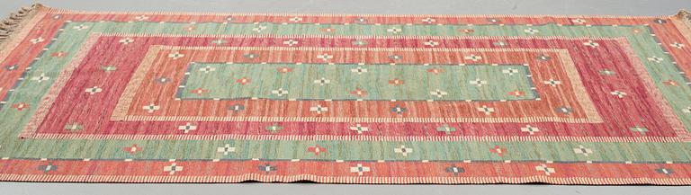 Märta Måås-Fjetterström, A carpet, "Röda Bårdmattan", med grönt, flat weave, ca 292-293 x 194-200,5 cm, signed AB MMF.