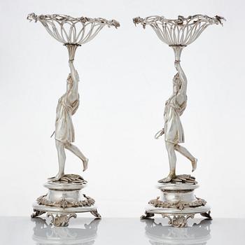 Gustaf Möllenborg, praktskålar, ett par lika, silver, Stockholm 1832. Nyrokoko.