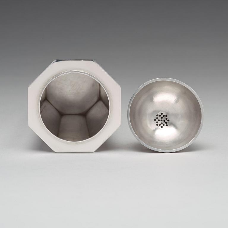 Wiwen Nilsson, a cocktail set comprising a cocktailshaker, ten glasses and a tray, Lund, sterling 1946.