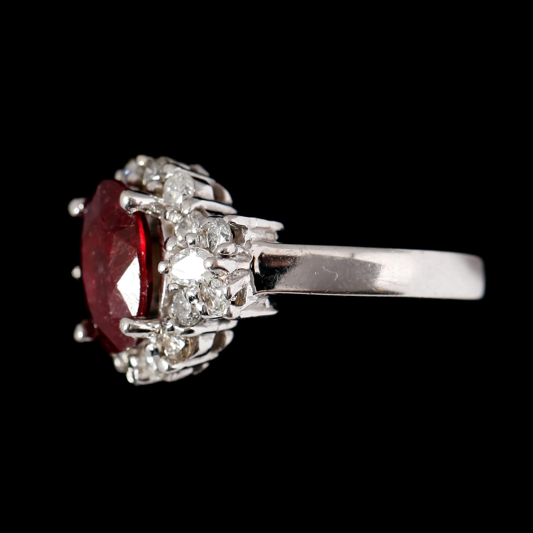RING, 14 k vitguld, rubin ca 2.50-3.00 ct, navett- och briljantslipade diamanter.