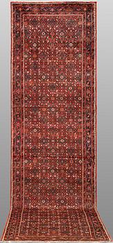 A Hamadan runner, approx. 397 x 112 cm.