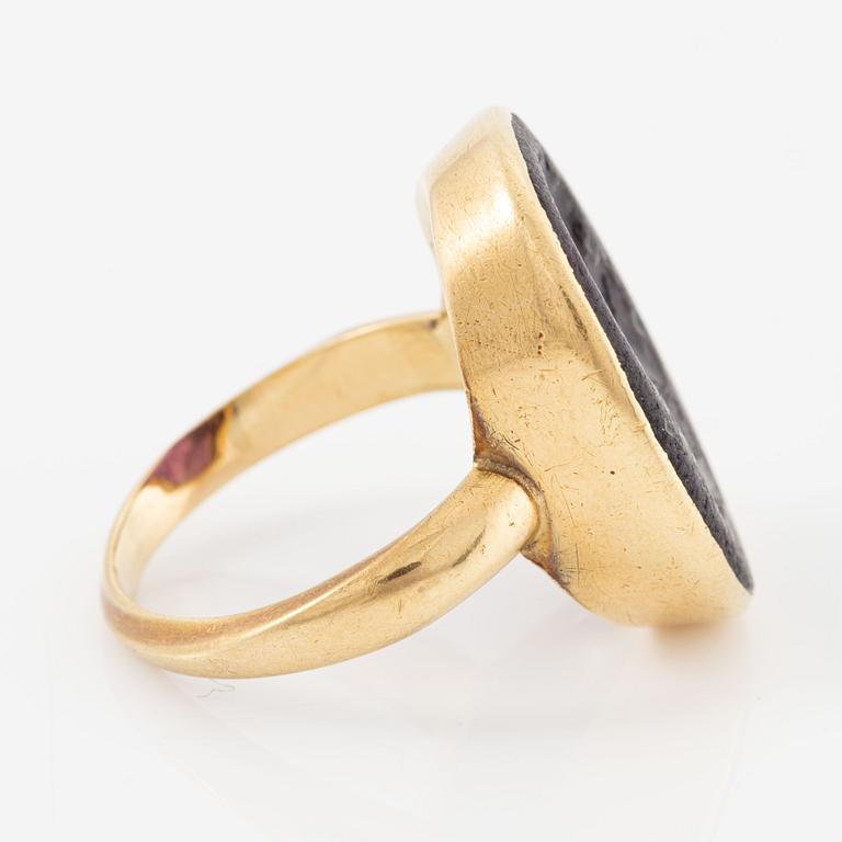 Ring, 18K gold with intaglio with purple glass.