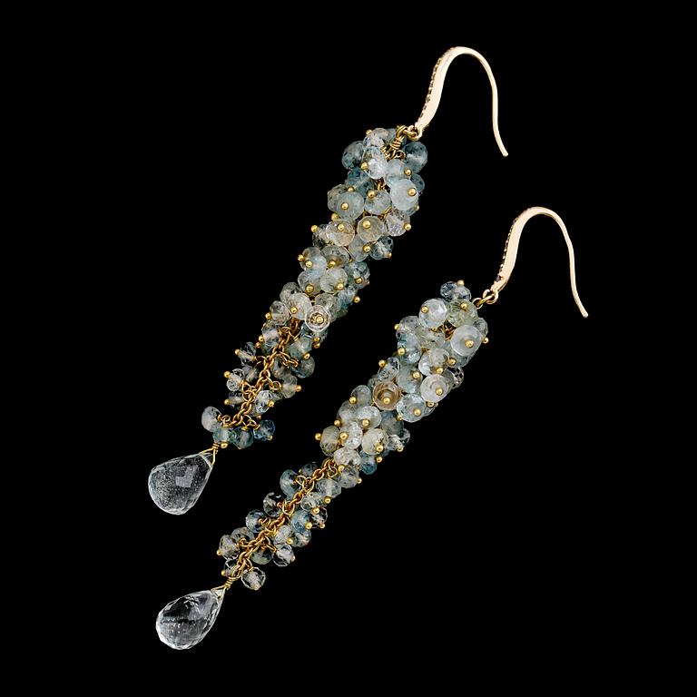 ÖRHÄNGEN, 1 par, 18 k guld, akvamariner och briljantslipade diamanter. Tot vikt ca 13 g.