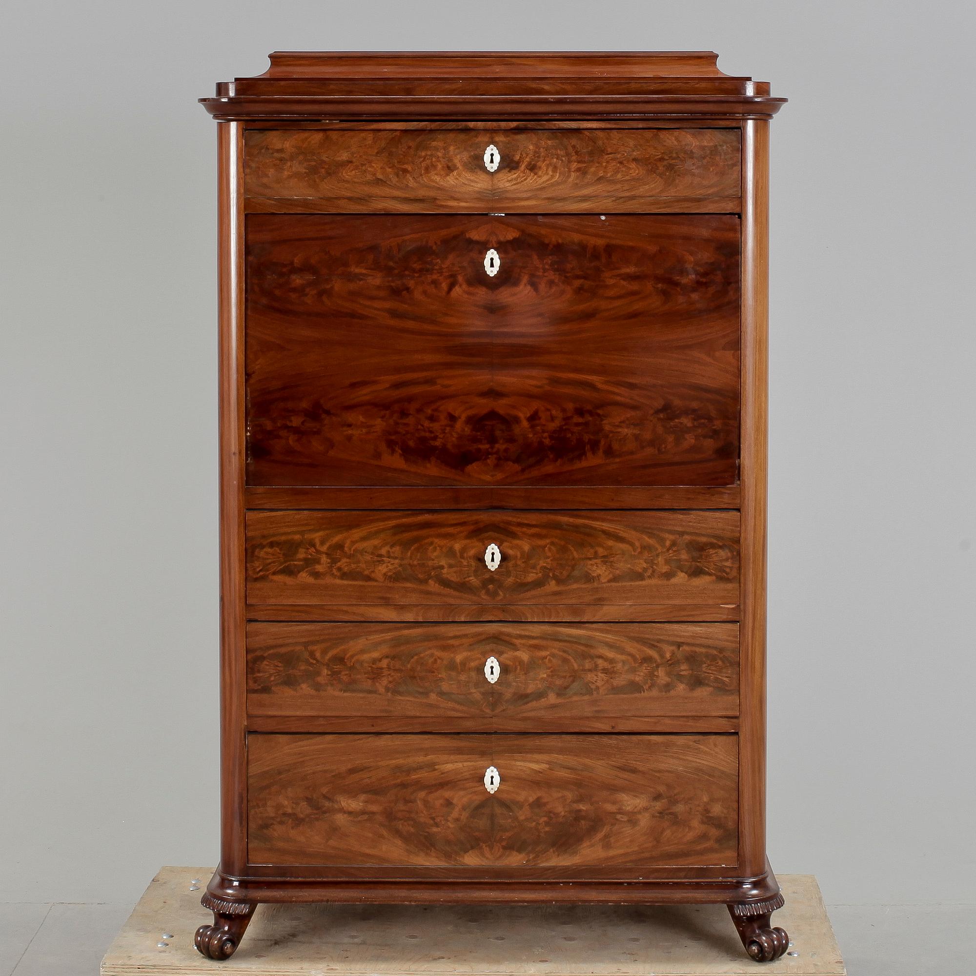 CHIFFONJÉ, omkring 1800-talets mitt.