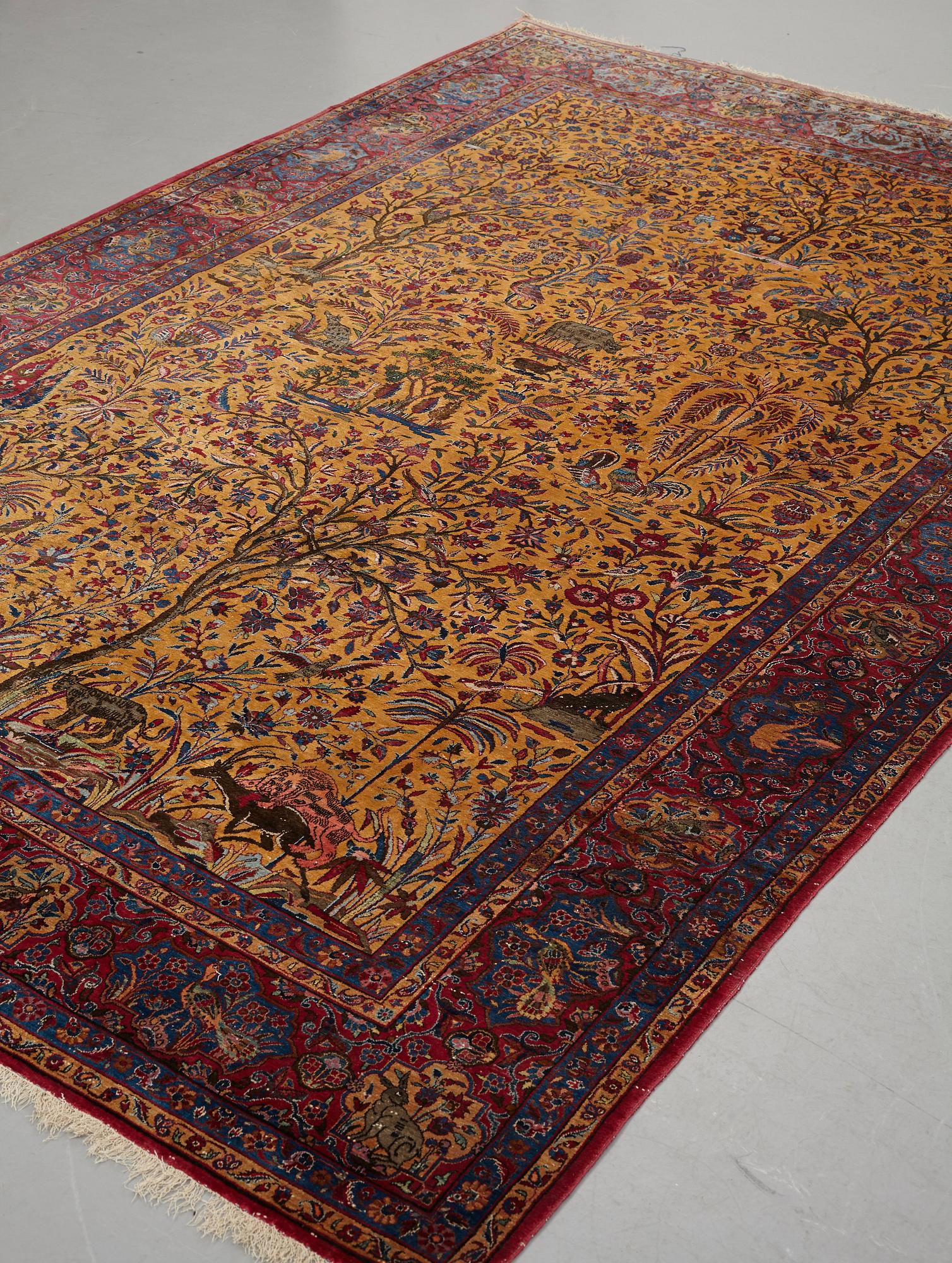 Matta, semiantik silke Keshan figural, ca 309-310 x 204,5-207 cm.