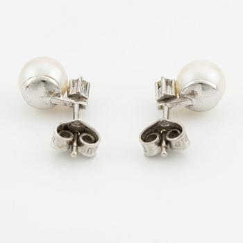 Earrings with cultured pearls and brilliant-cut diamonds.