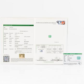 Ring 18K guld och vitguld med smaragdslipad smaragd och trapetsslipade diamanter.