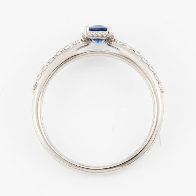 Ring in 14K white gold with emerald-cut sapphire and brilliant-cut diamonds.