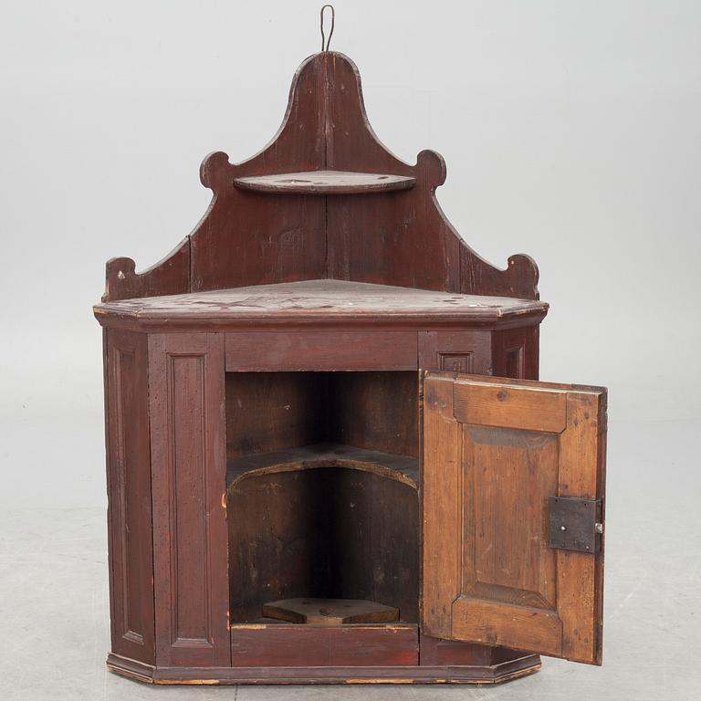 HÖRNSKÅP, allmoge, daterat 1833.