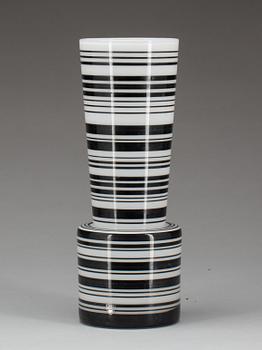 VAS, glas. Orrefors. Signerad Per B Sundberg, märkt; PS/AK.