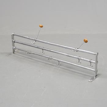 HATTHYLLA, "Nostalgi", aluminium och trä. Omkring 1900-talets mitt. Formgiven av Gunnar Bolin 1937.