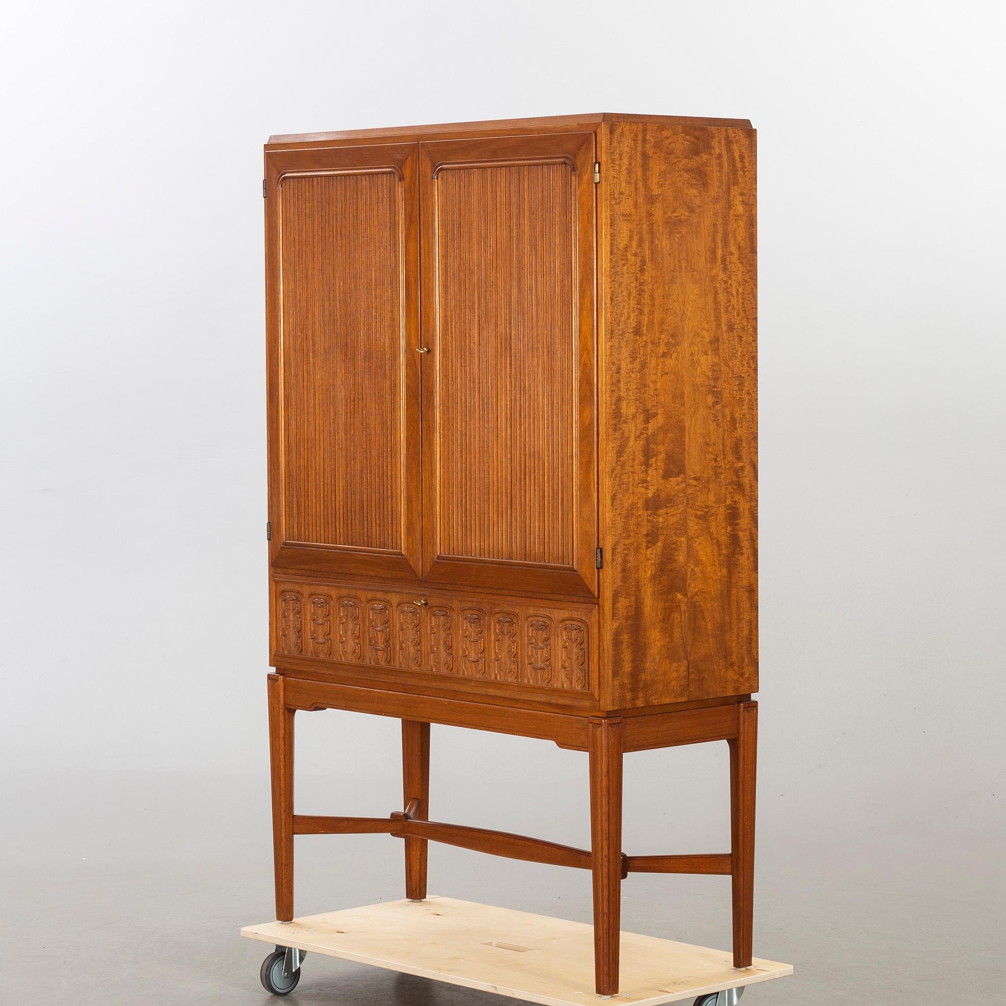 CABINET, Hjalmar Wikström Möbelsnickare, Stockholm, 1920-/1930-tal. Attributed to Carl Malmsten.