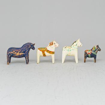 13 Dala horses.