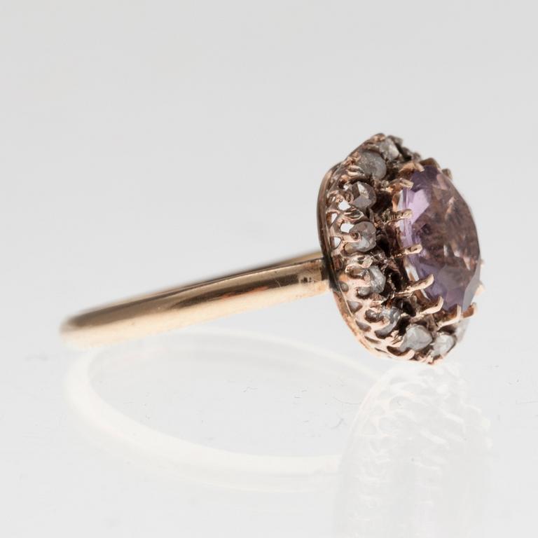 RING, 18K guld, ametist, rosenslipade diamanter, otydliga stämplar 1921. Vikt 3,4 g.