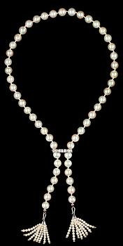 996. COLLIER, odlade japanska pärlor, ca 8 mm, med tofar och spänne med briljantslipade diamanter, tot. ca 0.50 ct.
