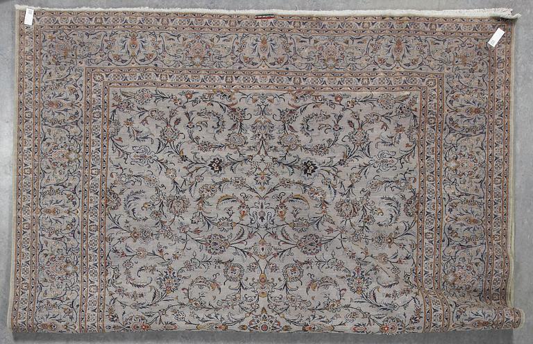 MATTA, Keshan, ca 395x300 cm.