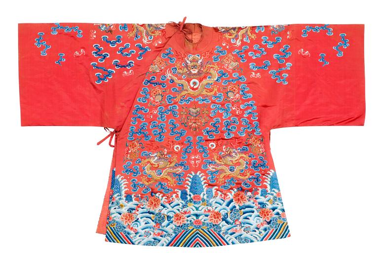 ROBE, silk. Height 112,5 cm. China, late Qing dynasty (1644–1911).