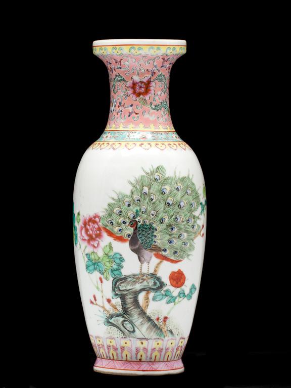 VAS, porslin. Kina, 1900-tal.