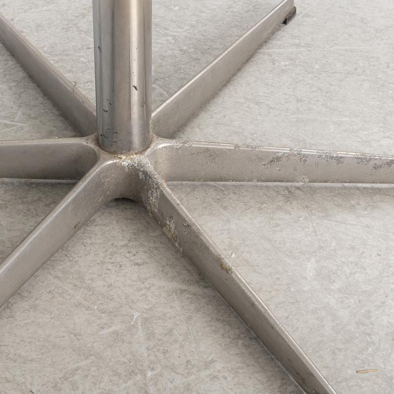 Arne Jacobsen, matbord, "Cirkulär / B825", Fritz Hansen, Danmark.