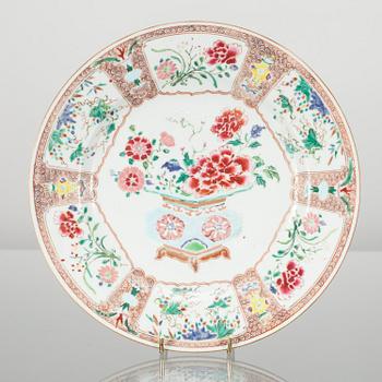 KRÄMKOPP OCH TALLRIK, porslin, Kina, famille rose, Qianlong 1736-1795.