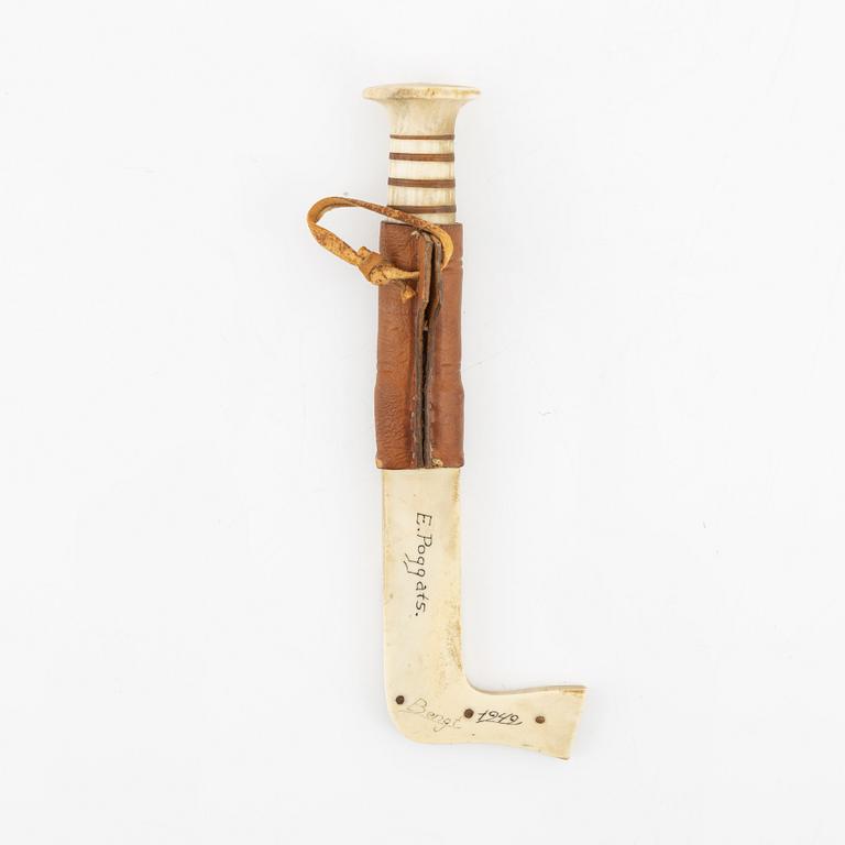 Esse Poggats, a reindeer horn knife, signed E. Poggats and dated 1949.