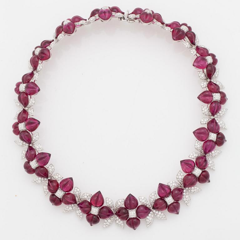 COLLIER med snidade rosa turmaliner samt briljantslipade diamanter i form av en blomsterkrans. Totalt ca 16.00 ct.