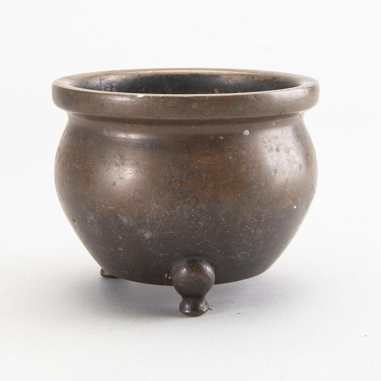 A Chines 19th/20th century bronze censer.