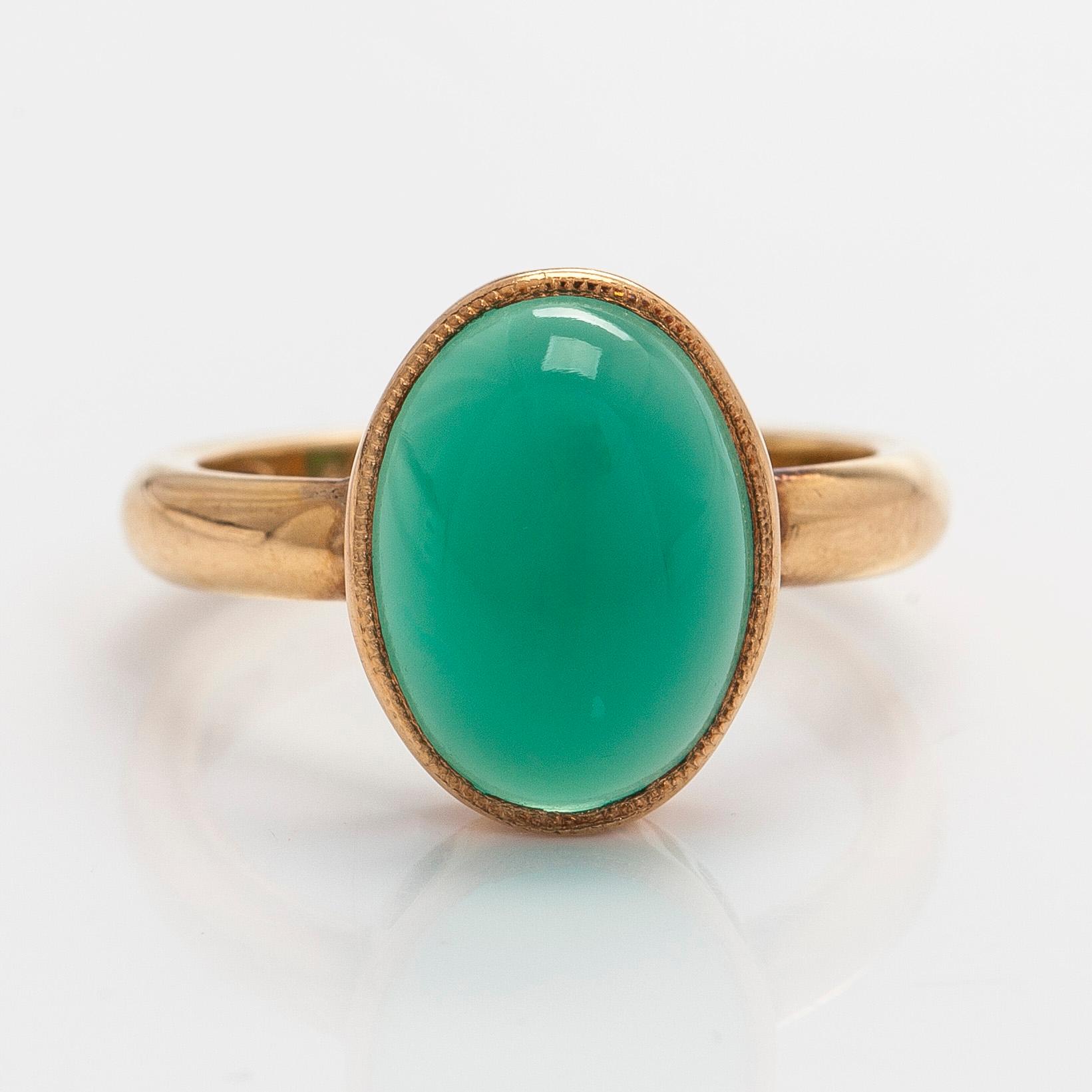 Ring, cabochon cut chrysoprase, 18K gold.