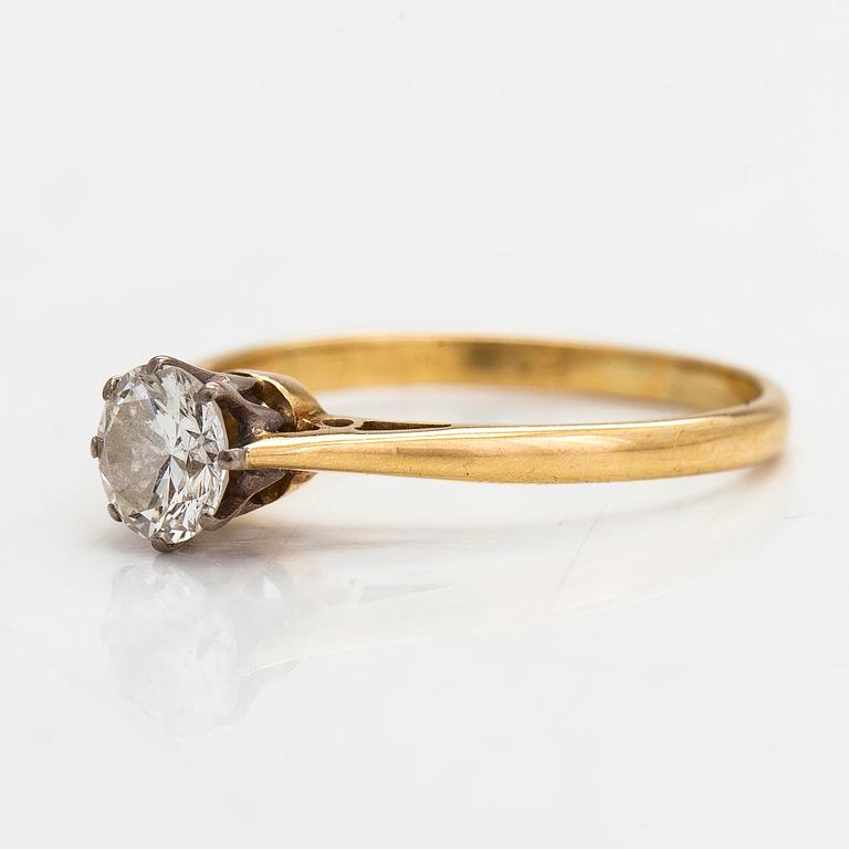 Ring, solitär, 18K guld, briljantslipad diamant ca 0.60 ct, London 1978.