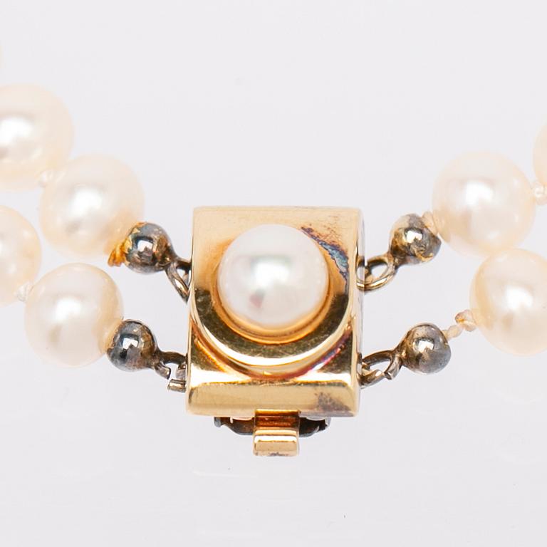Necklace, freshwater pearls with a clasp in 18K gold.