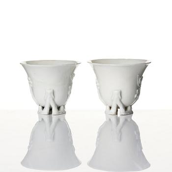 Vas, samt koppar, tre stycken, blanc de chine. Qingdynastin, 1700-tal.