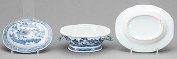 SMÖRTERRIN, 3 delar, porslin, Qing dynastin, 1800-talets första hälft.